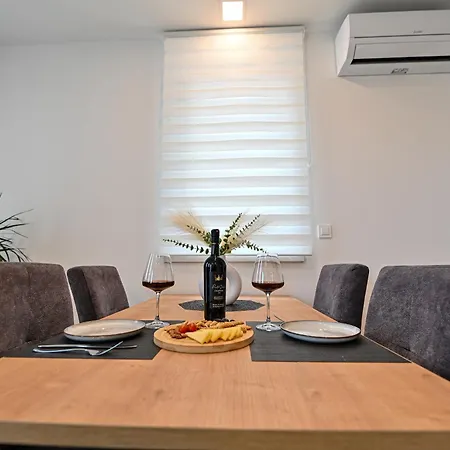 Luxury With Private Garden Appartement Zadar