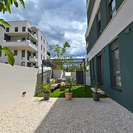 Apartment Luxury With Private Garden