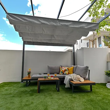 Luxury With Private Garden Apartment *