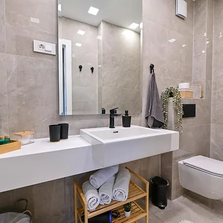 Luxury With Private Garden Apartment