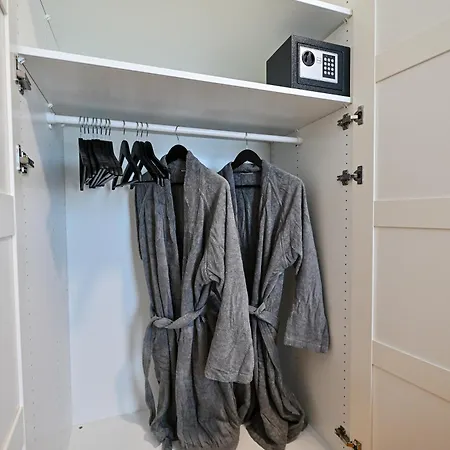 Luxury With Private Garden Apartment *