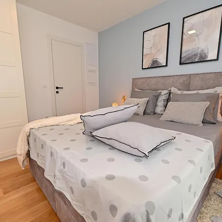 Luxury With Private Garden Apartment Zadar