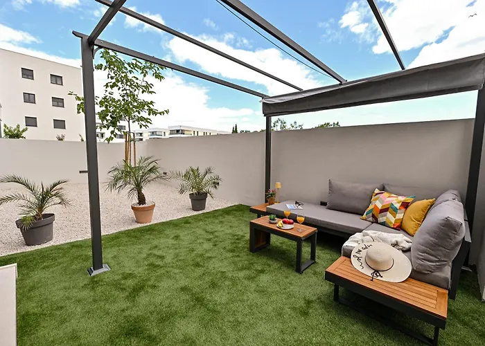 Luxury With Private Garden Ζαντάρ