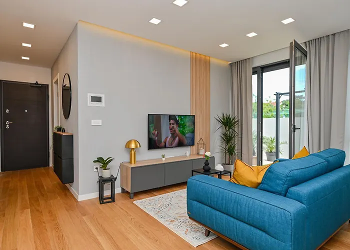 Luxury With Private Garden זאדאר