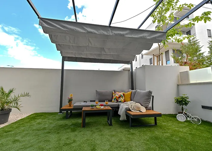 Luxury With Private Garden Διαμέρισμα *