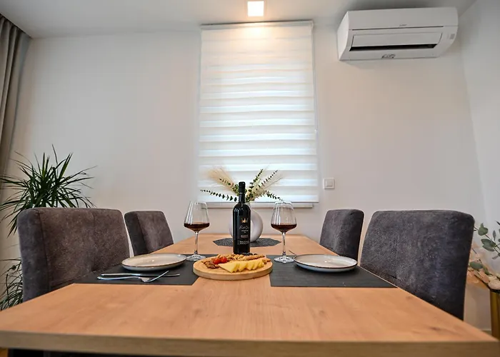 Luxury With Private Garden דירה זאדאר